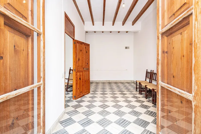 Village house in the center of Costitx with renovation potential — photo 12