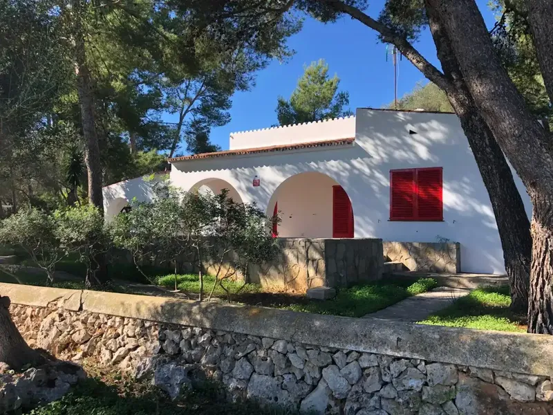Casa de 170 m² en amplia parcela de 1.417 m². Se trata de una vivienda con dos amplios porches orientados a este y sur. Zona exterior con ve — photo 1