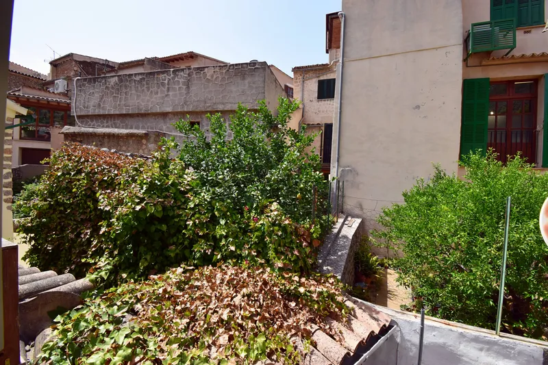 Centrally located village house with a small terrace in Fornalutx — photo 4