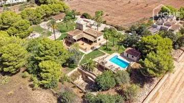 Exclusive finca with rental license, 454m², pool + house, 4 bedrooms, 4 bathrooms, 7,200m², well, terrace, underground parking — photo 1