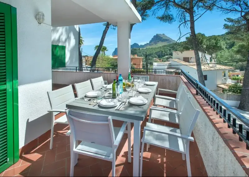 In the exclusive setting of Cala Sant Vicenç, just a 5-minute walk from its crystal-clear beaches, this charming chalet is located — photo 3
