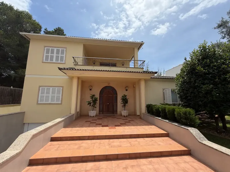 Discover this magnificent detached villa located in the prestigious residential area of Son Bauló, one of the most sought-after areas of Can Picafort — photo 1