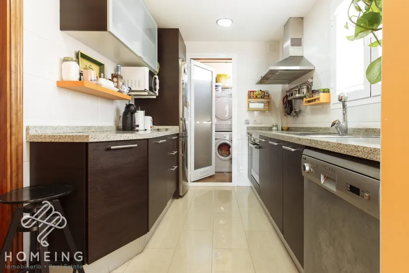Penthouse with large terrace, elevator, communal pool and parking with storage room. — photo 12