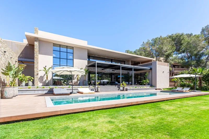 Exceptional designer villa in a quiet residential area near the coast — photo 1