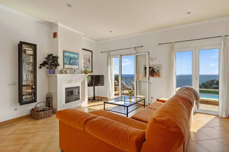 Every dawn in this villa is a private spectacle. The intense blue of the Mediterranean accompanies every moment, stretching from Canyamel — photo 7