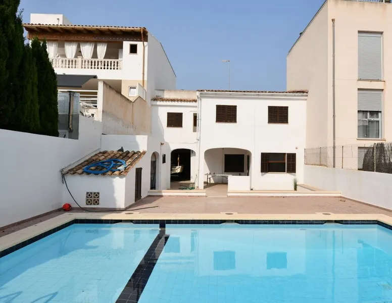 Townhouse with great potential just a few meters from the sea in Colonia de Sant Jordi — photo 1