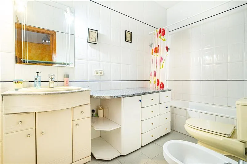 Semi-detached house with private pool in residential area — photo 10