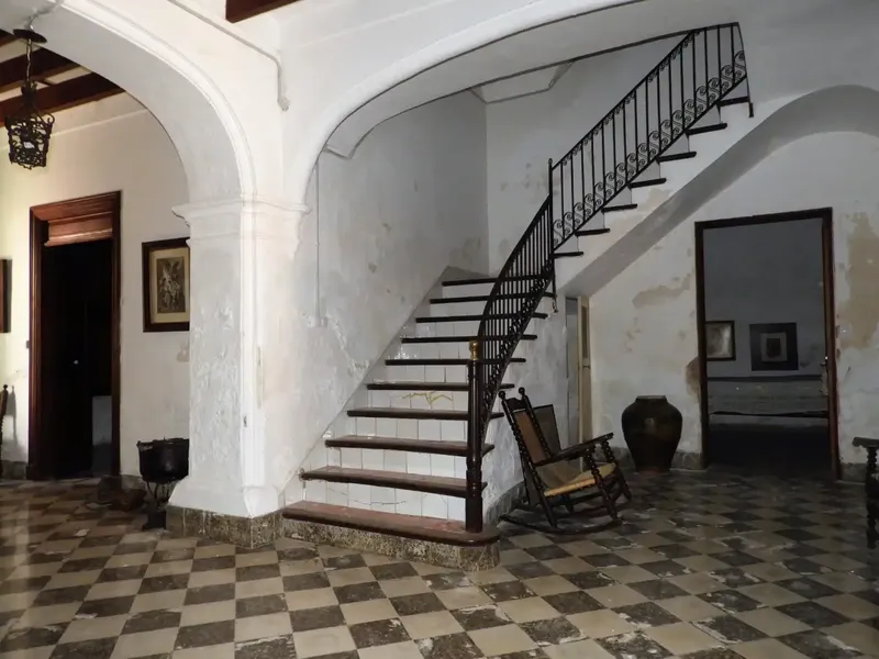 Three-storey Mallorcan manor house on a corner in Felanitx. It has several living rooms, 8 bedrooms, 2 bathrooms, kitchen. — photo 3
