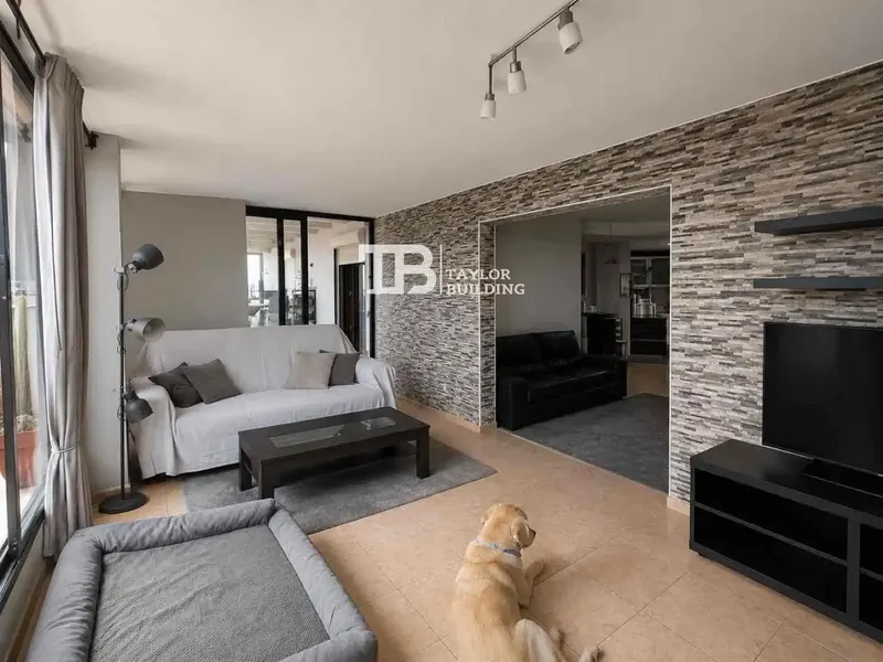 Taylor Building Real Estate offers this spacious 170 m² penthouse, located on the tenth floor, in the S'Olivera area, one of the most — photo 6