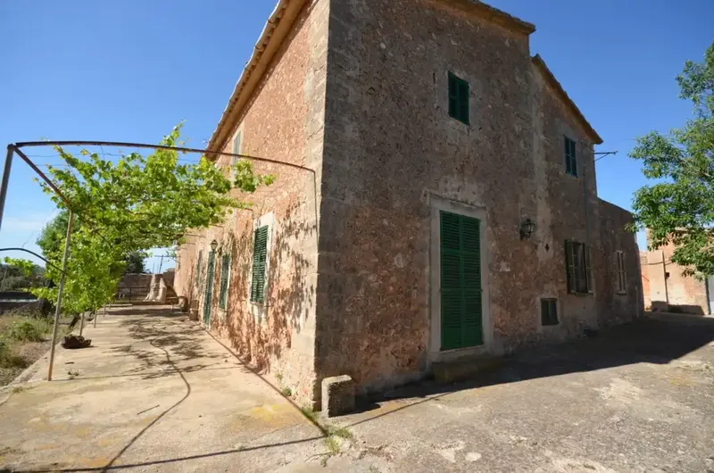 Just 10 minutes by car from Palma de Mallorca, on the old road to Sineu, this traditional estate enjoys a beautiful location — photo 2