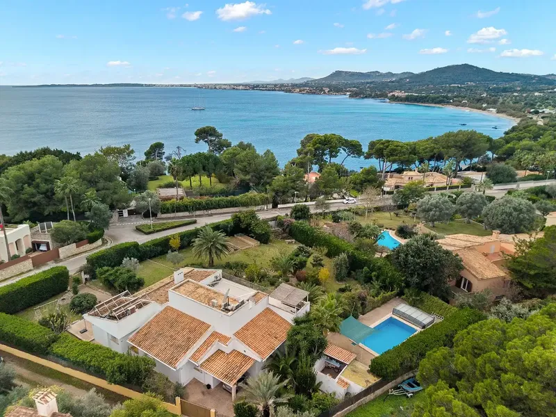 Spacious villa in Costa de los Pinos located in an exclusive residential area on the second line to the sea. On a plot of 2,220 m2 — photo 2