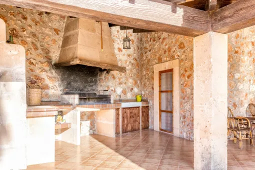 Campos, Charming Mallorcan natural stone finca between Llucmajor and Campos with garden and pool — photo 4