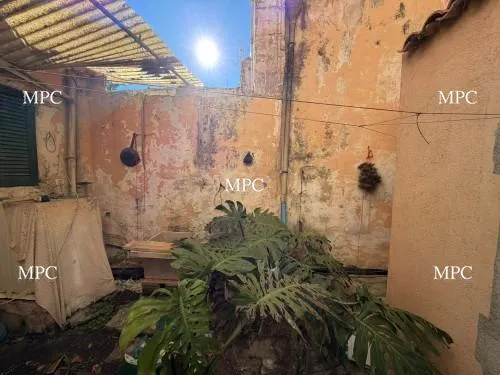Three-storey townhouse in need of renovation, located in the historic old town of Arta — photo 1