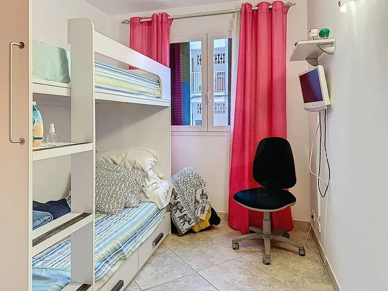 Imagina despertar cada mañana con la brisa marina acariciando tu ventana y el murmullo del Mediterráneo a solo 400 metros. Esta planta baja, — photo 11
