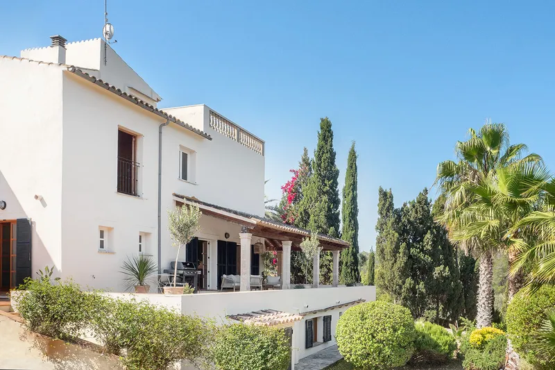 Stylishly renovated villa with guest house and large plot — photo 1