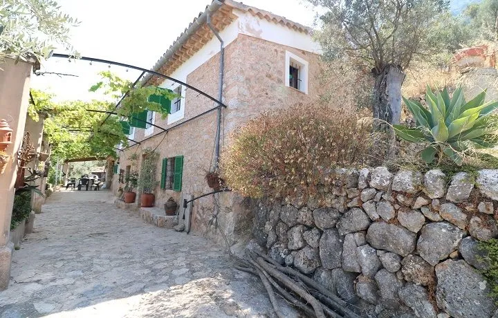 Impressive estate with water pond and sea view — photo 3