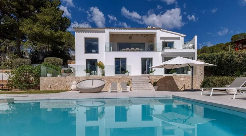 Refurbished five-bedroom villa with a rare flat garden for sale in Camp de Mar — photo 1
