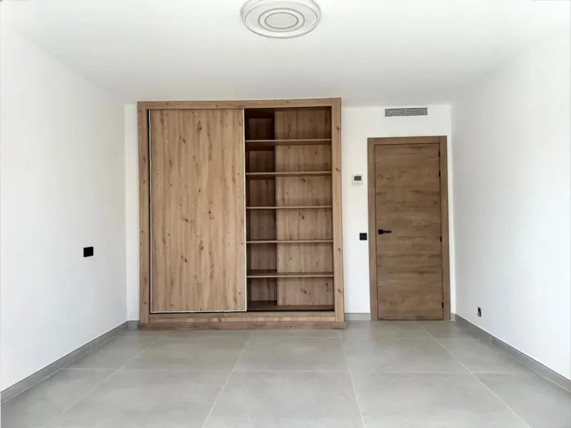 Located in the coveted residential area of La Vileta, this fully renovated property offers 331 m² of built area and combines — photo 9