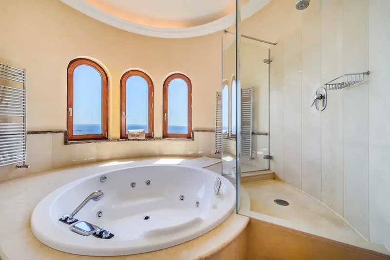 Exclusive villa for seasonal rental on the seafront in Portals Vells, Mallorca, with 7 bedrooms, 8 bathrooms, independent apartment — photo 12
