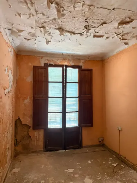 Two-storey house in Inca with several rooms and bathroom. Needs full renovation. Price €280,000. — photo 6