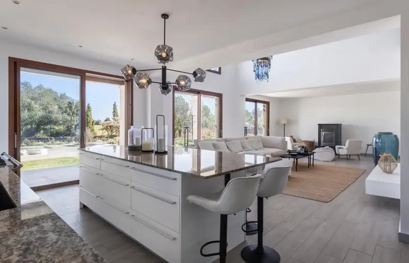 Welcome to your new dream villa! This luxurious detached residence impresses with its bright rooms and a spacious — photo 8