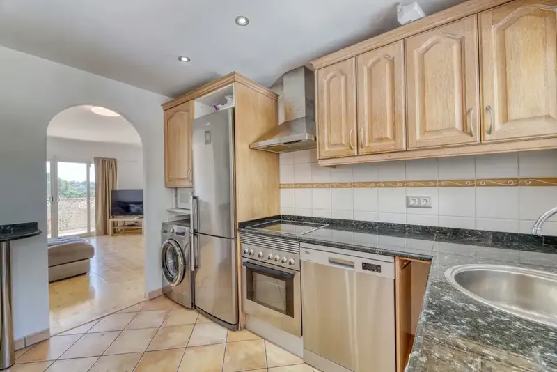 Con una ubicación ideal en la codiciada zona de Portals Nous, este apartamento, perfectamente situado, se encuentra a un corto paseo del ani — photo 3