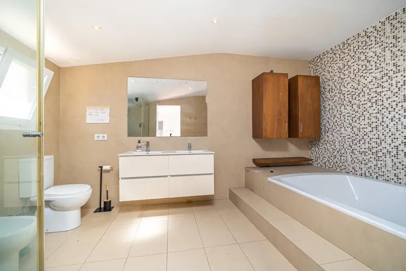Amplia vivienda unifamiliar con piscina, jardín, placas solares y garaje doble en Pla de na Tesa — photo 6