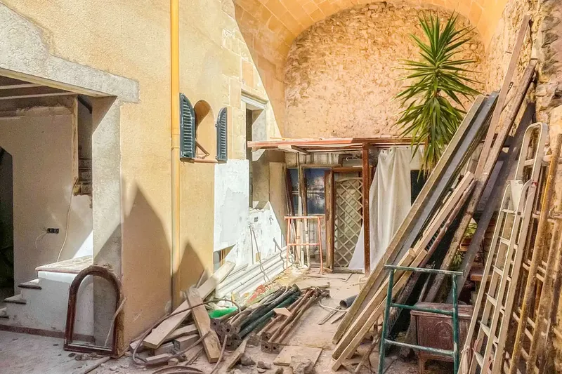 In a highly sought-after location in Artà, this historic house offers an attractive opportunity for investors looking for a project — photo 4