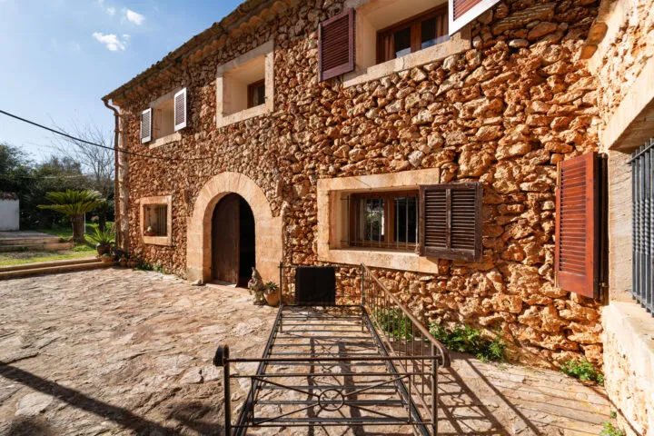 Country house in Sineu with pool and 5,400 m² of land — photo 1
