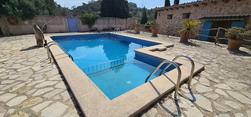 Preciosa casa de campo al mas estilo rustico mallorquín, en donde abundan las paredes de piedra y la gran anchura de las mismas, la carpinte — photo 1