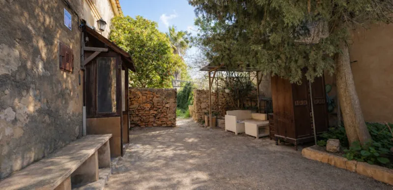 Historic village house in Ses Salines for renovation, 274 m² and plot of 433 m² — photo 4