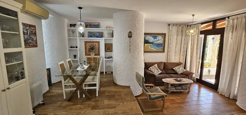 ¡Se vende acogedora planta baja en Cala Mandia! Tiene una superficie de 80 m² distribuidos en dos amplios dormitorios, luminoso salón-comedo — photo 2