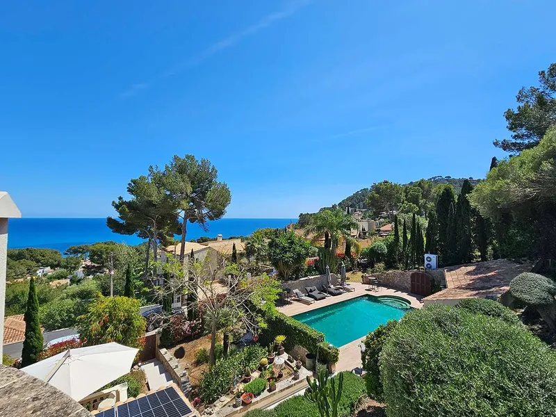 Luxury villa with pool and sea view — photo 2