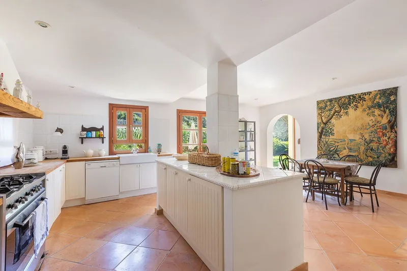 Investment property: Mediterranean estate with versatile uses — photo 8