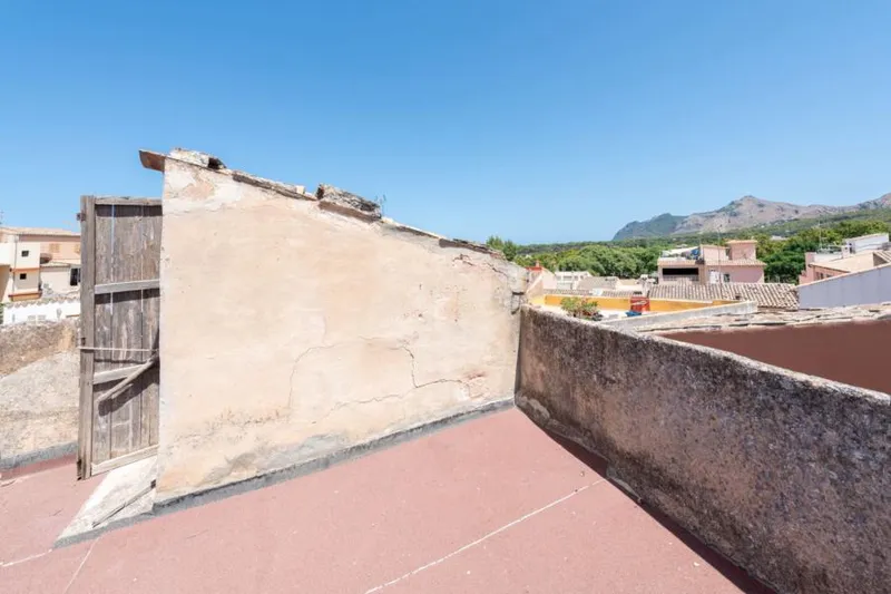 Town house in need of complete renovation situated in quiet street of Alcudia old town — photo 5
