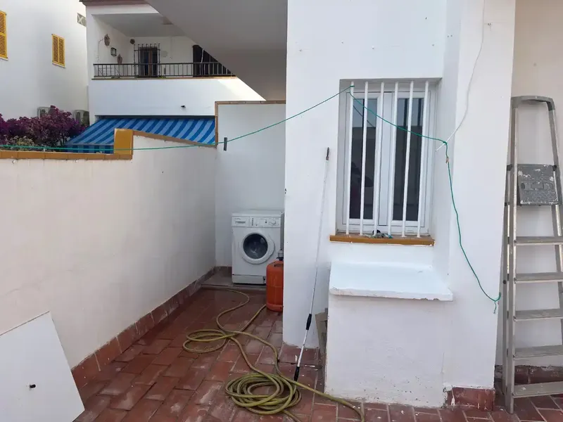 Se alquila apartamento planta baja en comunidad tranquila en sant elm a 30 metro del mar. Luminoso 3 habitaciones dos baños uno en suite com — photo 3