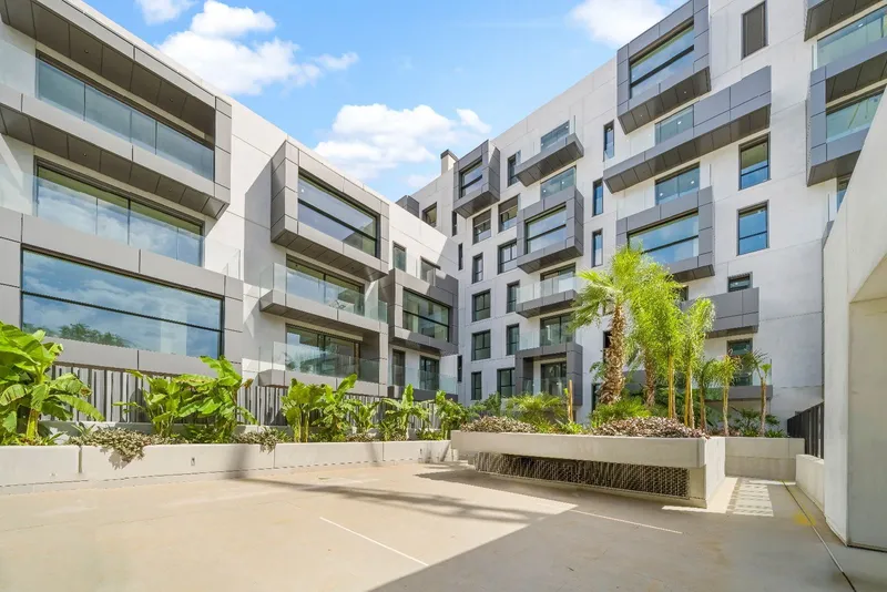 Luxurious new-build apartment with private rooftop terrace and parking in Palma de Mallorca — photo 1