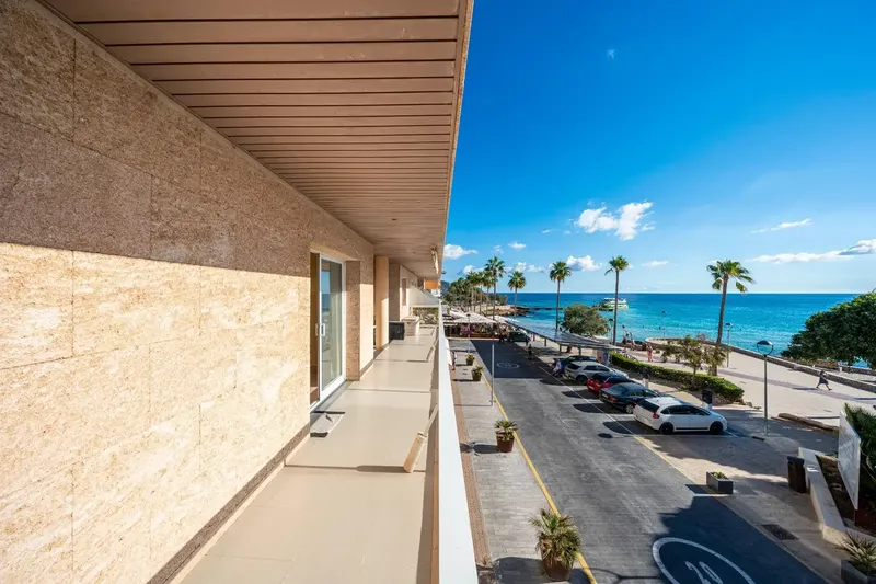 Gestpropiedad, real estate agency in Mallorca, presents this apartment located on the seafront in Cala Millor, a property that stands out for its — photo 2