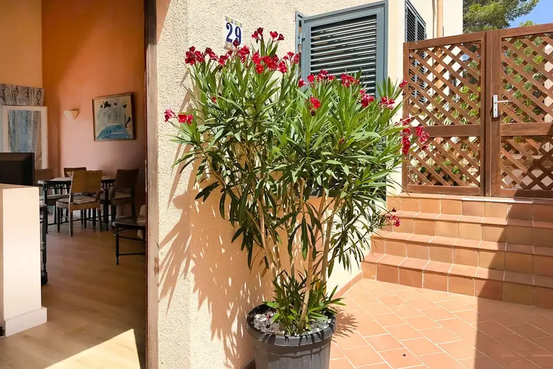 In a highly sought-after location with impressive sea views, we present this cosy townhouse which, with its spacious terrace, offe — photo 3