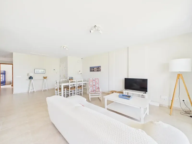 An apartment with an excellent location, three bedrooms, two bathrooms and communal pool, ideal for those seeking a temporary rental — photo 12