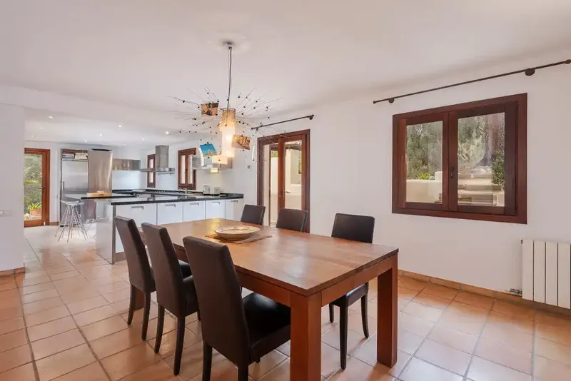 This incredible villa enjoys a privileged location on an elevated and generous plot of around 6,411 m2, it is a pleasant — photo 8