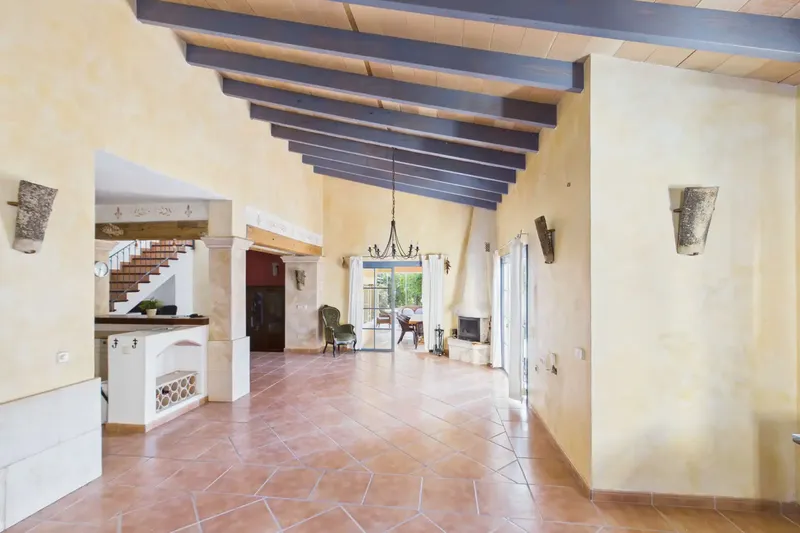This elegant finca, built in 2002, extends over a generous area of 274 square meters on a 1,567 square meter plot — photo 10
