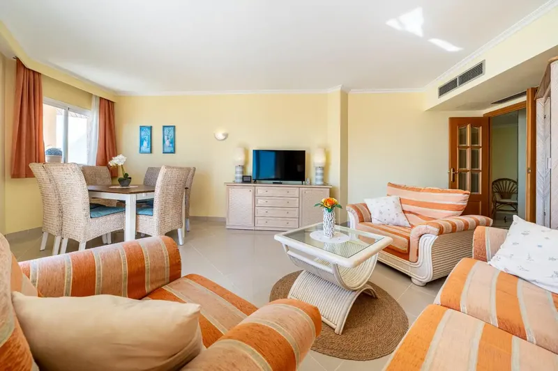 Gestpropiedad, real estate agency in Mallorca, presents this apartment located on the seafront in Cala Millor, a property that stands out for its — photo 8
