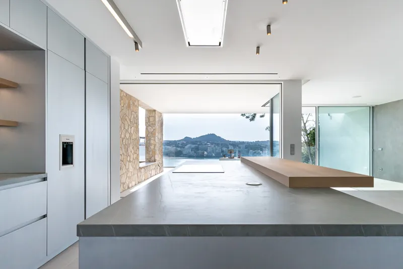 Newly Built Luxury Seafront Five-Bedroom Villa in Santa Ponsa with Panoramic Views and Expansive Terraces — photo 7