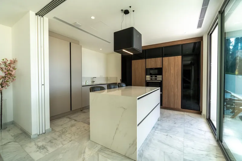 Contemporary-style villa — photo 11