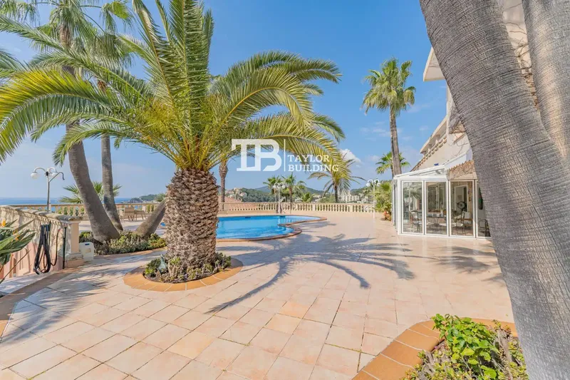 Taylor Building Real Estate presents this exclusive Mediterranean-style villa located in the prestigious area of Peguera, in Calvià, a d — photo 2