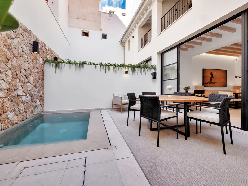 Restored townhouse with patio and roof terrace in Santa Catalina — photo 1
