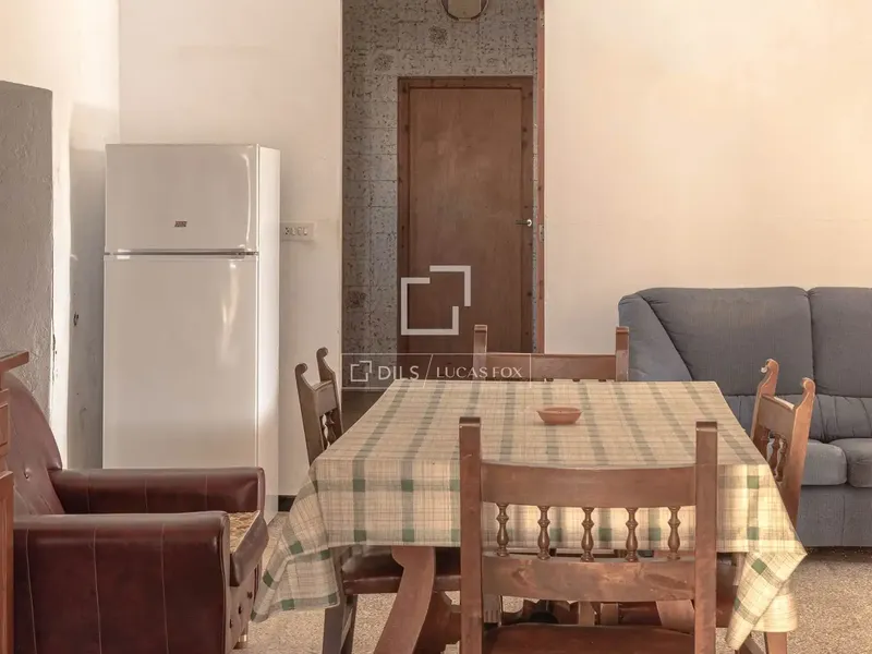 Spacious traditional Mallorcan country house for renovation, distributed over two floors, with several rooms, several small bathrooms, kitchen — photo 9
