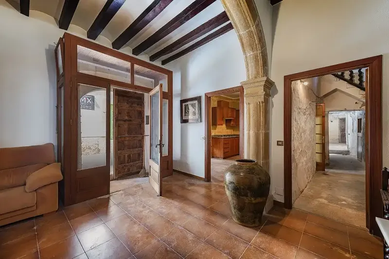 Undoubtedly one of the largest houses in Pollensa, this beautiful 19th-century Mallorcan house is located on one of the most central streets — photo 1