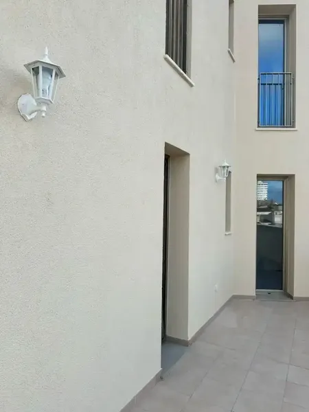 INVERSORES: piso de 110m2 con terraza de 30m2. ALQUILER POR HABITACIONES: 5 habitaciones de 12-15m2 cada una. — photo 2